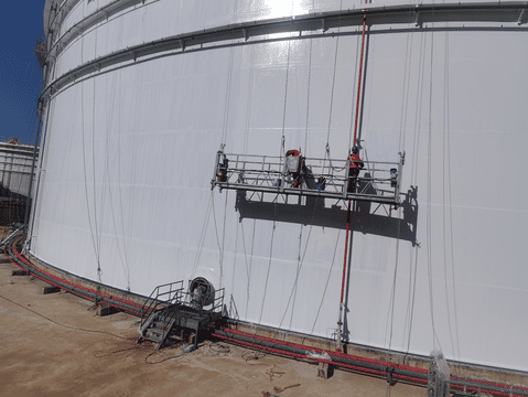This project covered the internal and external anticorrosion coating of crude oil storage tanks in Dalian. Based on the corrosive conditions caused by crude oil exposure and the coastal environment, a heavy-duty protective coating system was used to enhance durability, corrosion resistance, and operational safety.