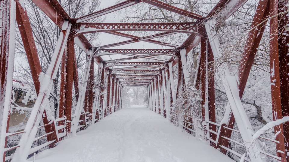 Projet d’ignifcation de l’acier structurel canadien avec application de revêtement intumescente et documentation de certification ULC.