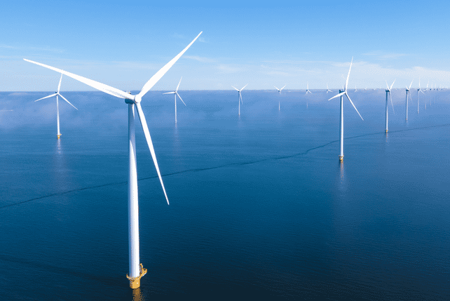 Éoliennes en mer dans la mer du Nord, protégées par des systèmes de revêtement marin classés C5-M et CX contre le spray salin et les UV intenses.